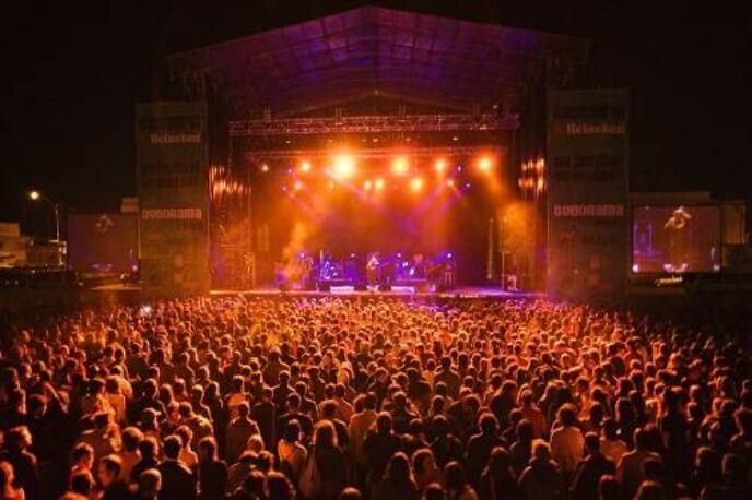 El público inunda el escenario principal durante  uno de los conciertos de la pasada edición