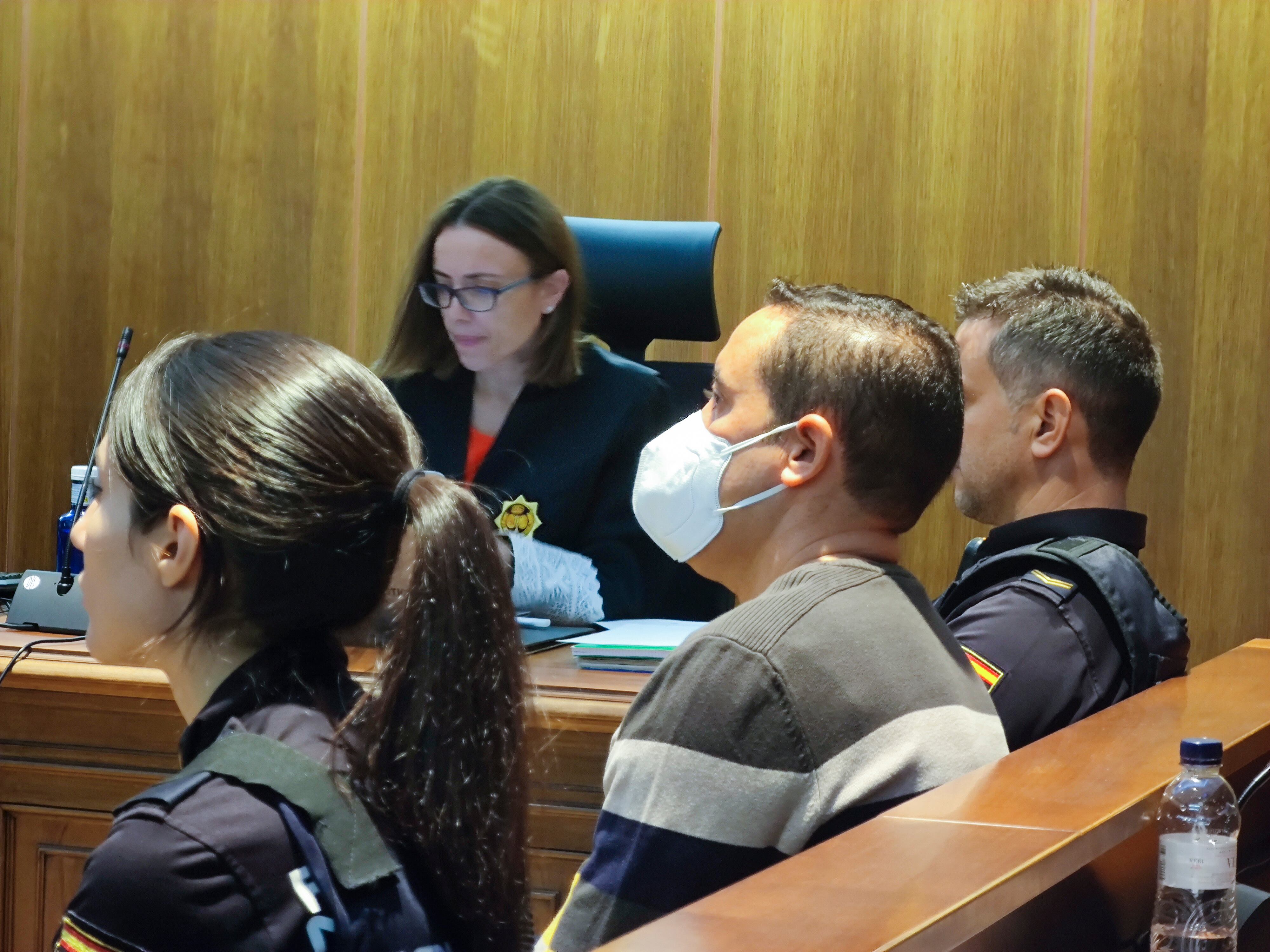 La fiscalía y las acusaciones particular y pública han insistido en reclamar este jueves, en el tramo final del juicio con jurado que se sigue en la Audiencia de Huesca contra el hombre (c), que mató a su exmujer a cuchilladas en Barbastro ante sus tres hijos menores de edad, una condena de 27 años de prisión como presunto autor de un asesinato con las agravantes de alevosía, ensañamiento y de violencia de género.EFE/Quique Fácil