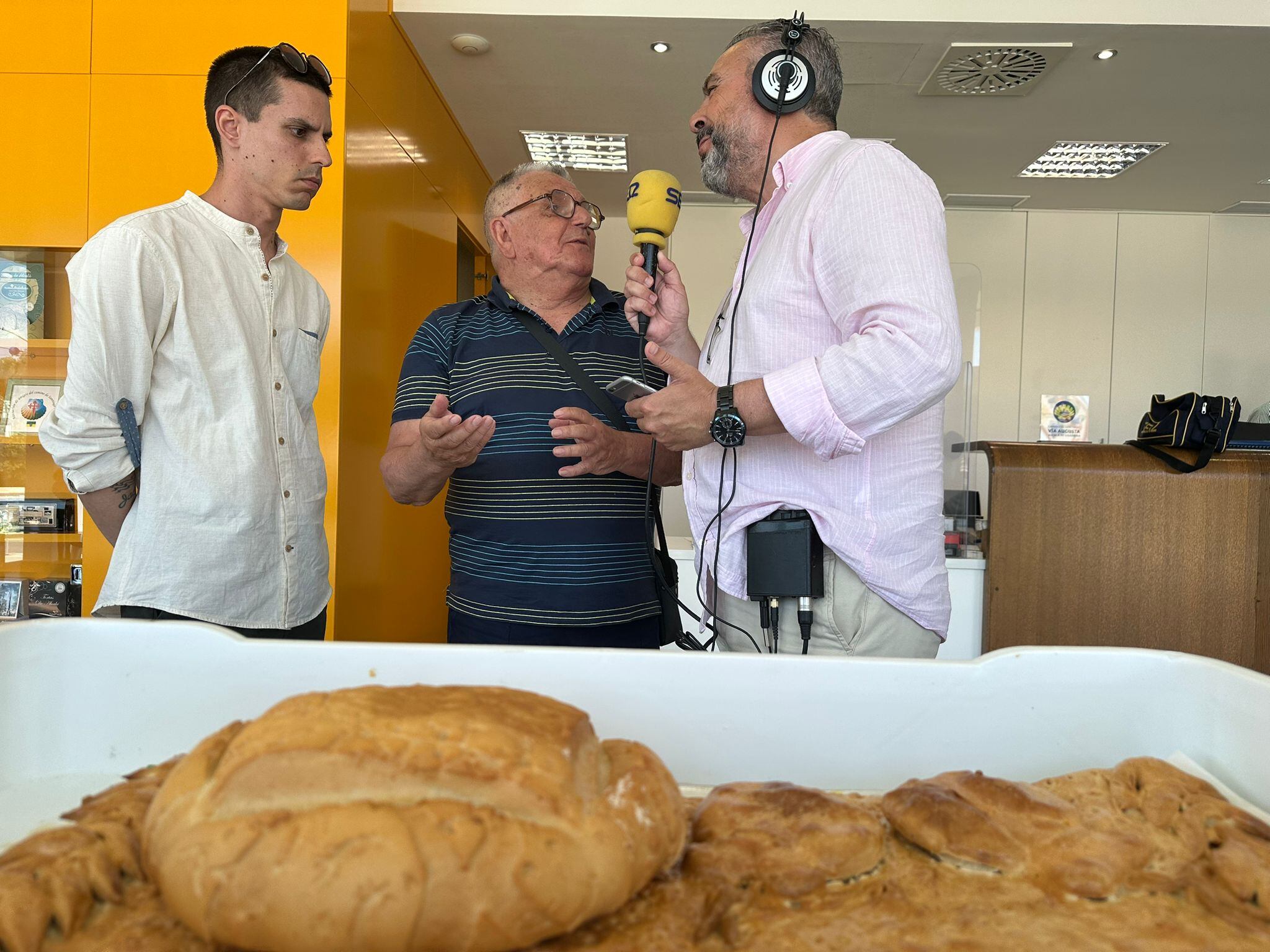 José Chacón Picazo, panadero, su hijo y Paco García delante del pan del &quot;alumbrao&quot;