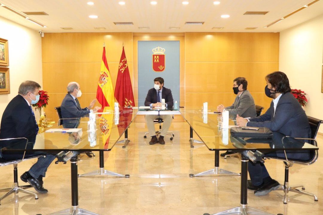 El presidente de la Comunidad se reúne con el presidente de la Sociedad Murciana de Cirugía General y del Aparato Digestivo, Antonio Albarracín