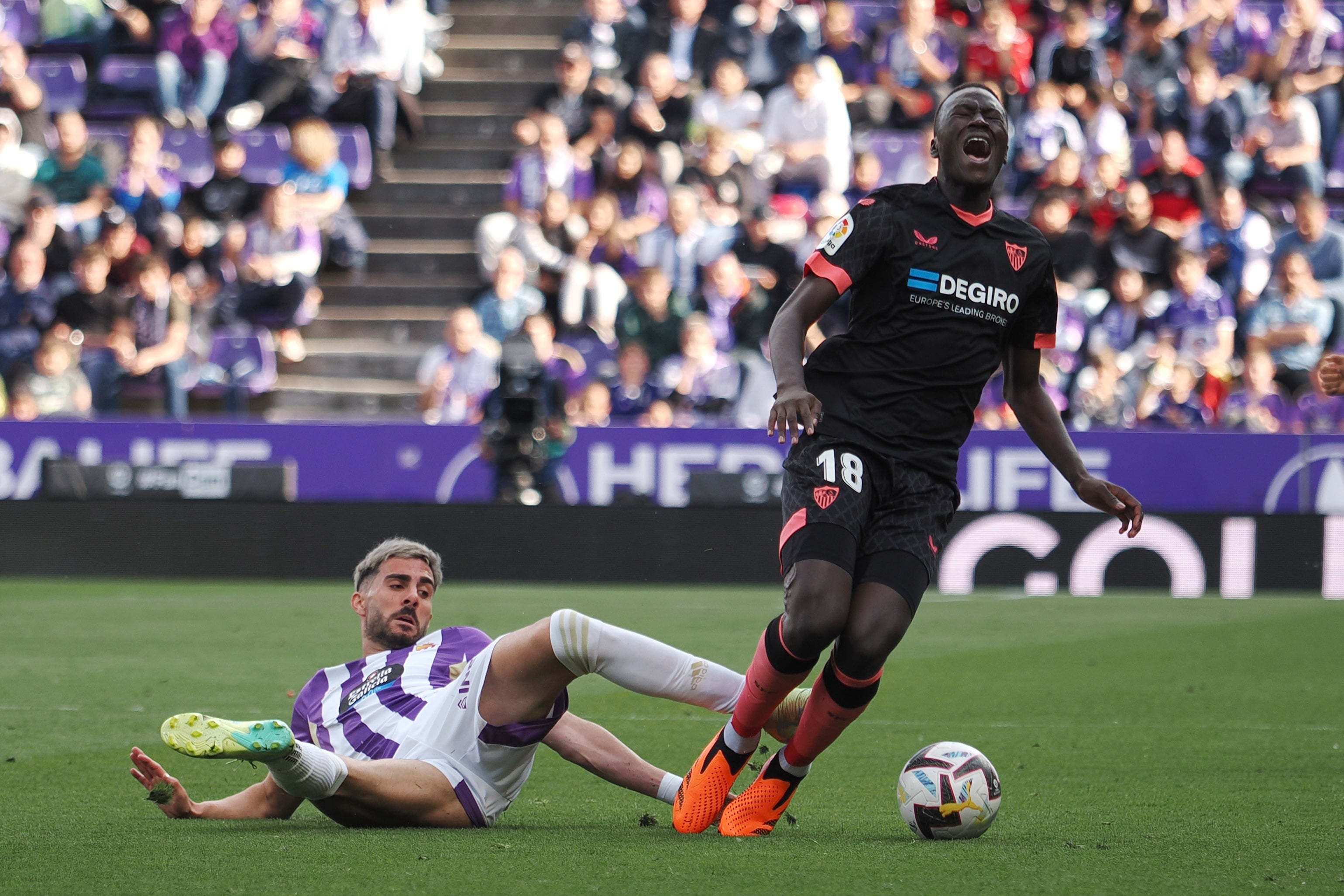 VALLADOLID. 14/05/2023. El centrocampista francés del Sevilla, Pape Alassane (d), cae ante una entrada del centrocampista del Valladolid, Kike Pérez, durante el encuentro correspondiente a la jornada 34 de primera división disputado hoy domingo en el estadio José Zorrilla, en la capital pucelana. EFE/R. GARCIA.
