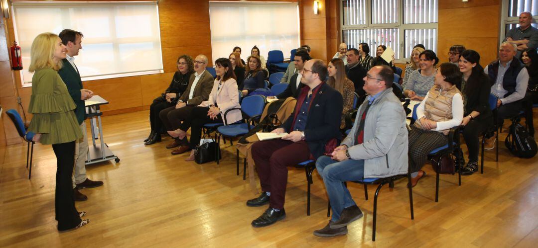 El alcalde, Jesús Moreno, y la concejal de Desarrollo Económico, Rocío García, en la entrega de diplomas