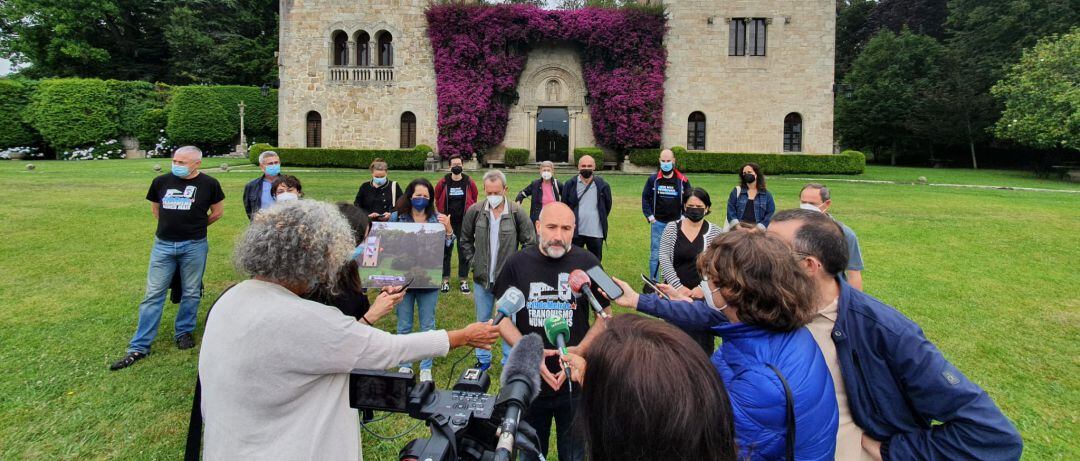 Néstor Rego ante el Pazo de Meirás