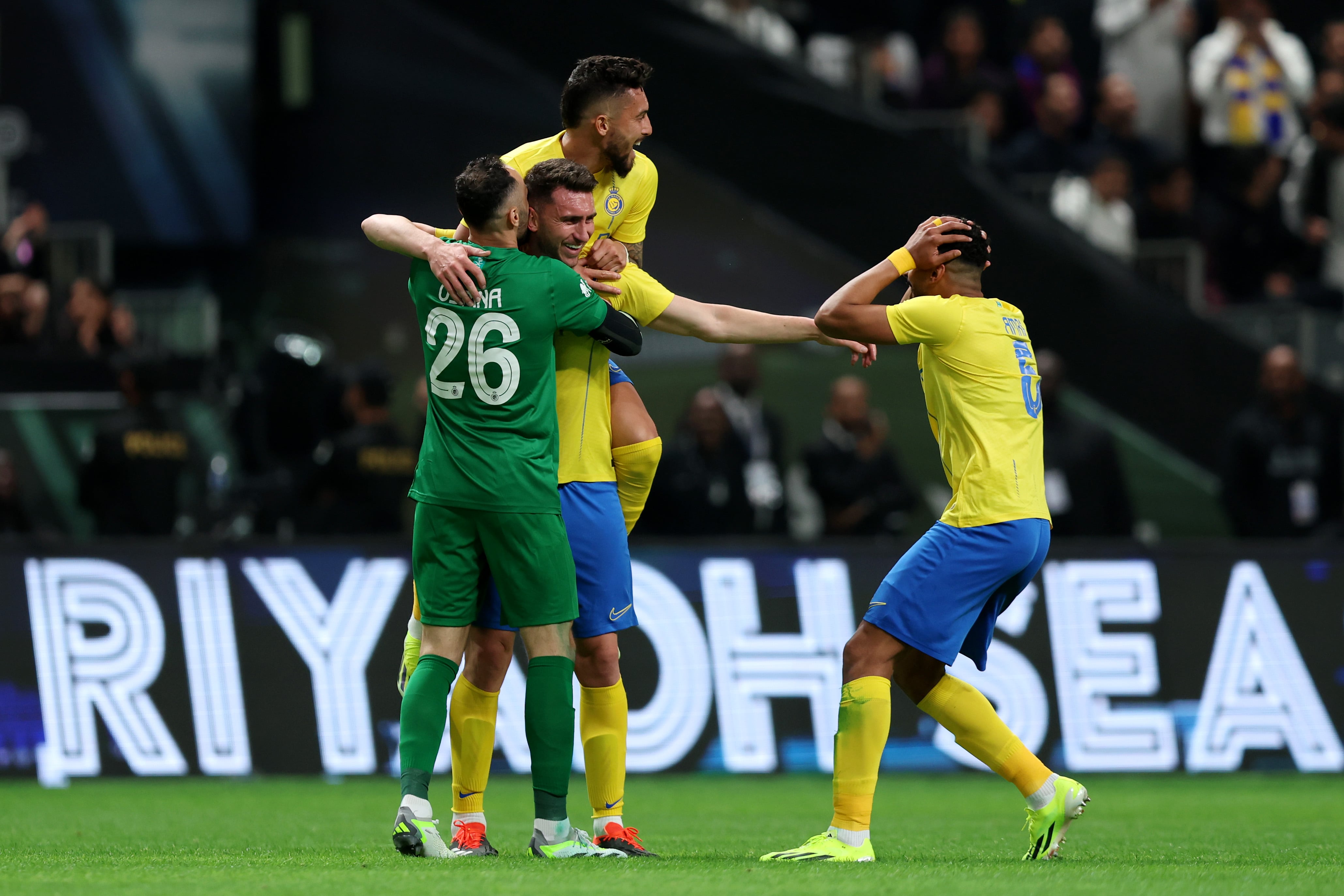 Aymeric Laporte celebra con sus compañeros del Al-Nassr su gol anotado al Inter de Miami. (Photo by Yasser Bakhsh/Getty Images)