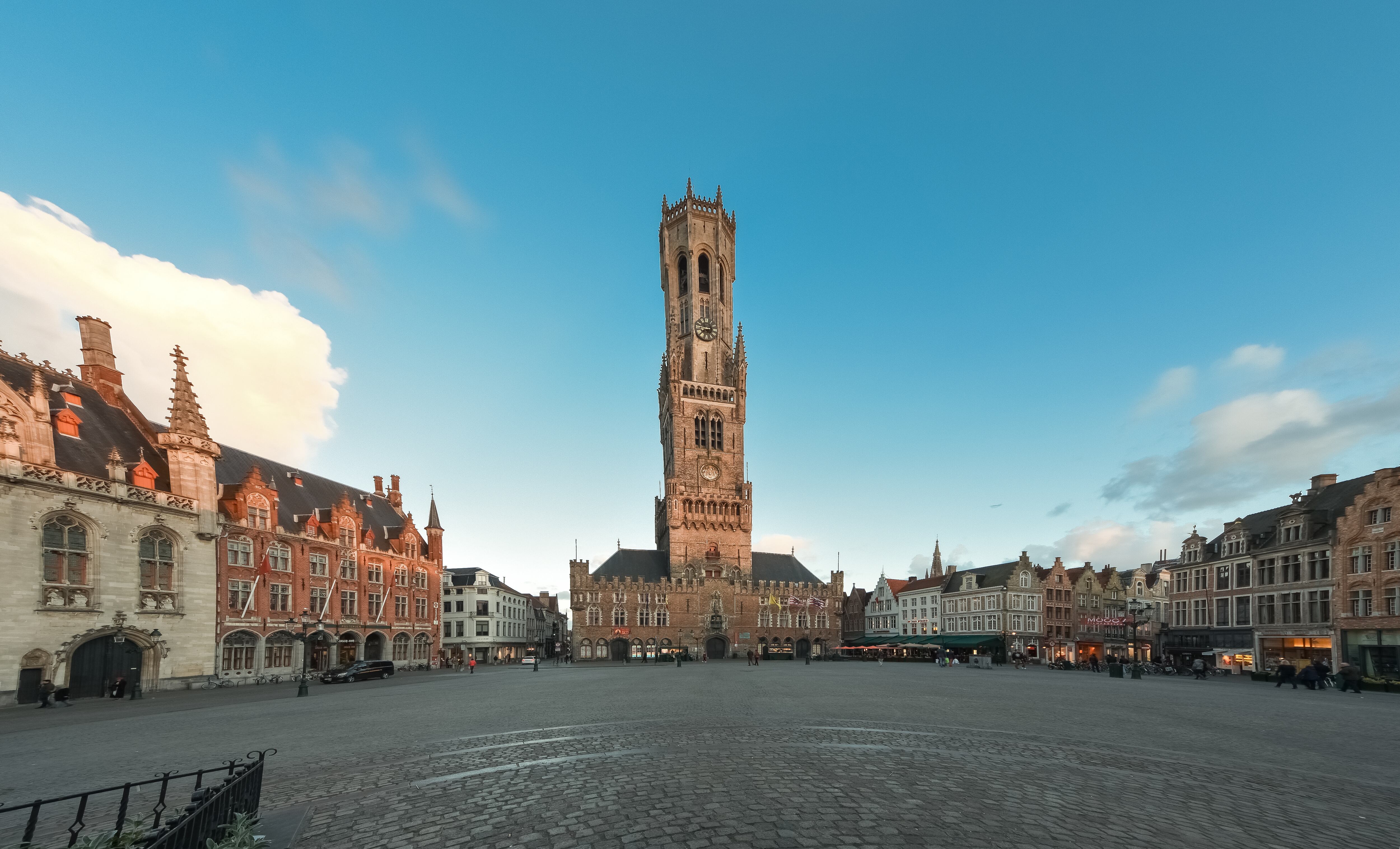 Plaza del Mercado Medieval (&quot;Grote Markt&quot; o &quot;Grand Place&quot;) en el centro histórico de Brujas, Bélgica, patrimonio de la Humanidad por la UNESCO. Getty Images.