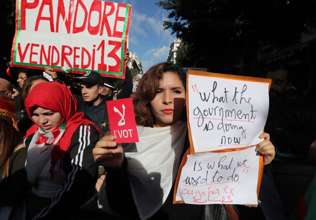 Una de las manifestantes se pregunta qué está haciendo el Gobierno ahora. &quot;Lo que suelen hacer&quot;, se responde