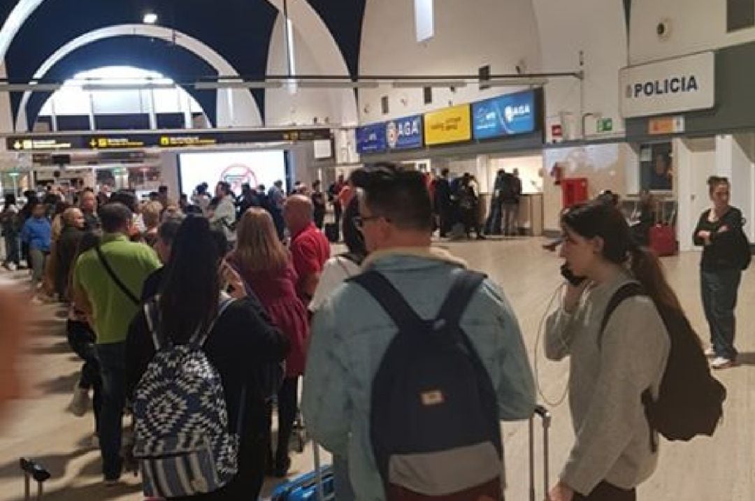 Pasajeros canarios, entre ellos lanzaroteños, en el aeropuerto de Sevilla.