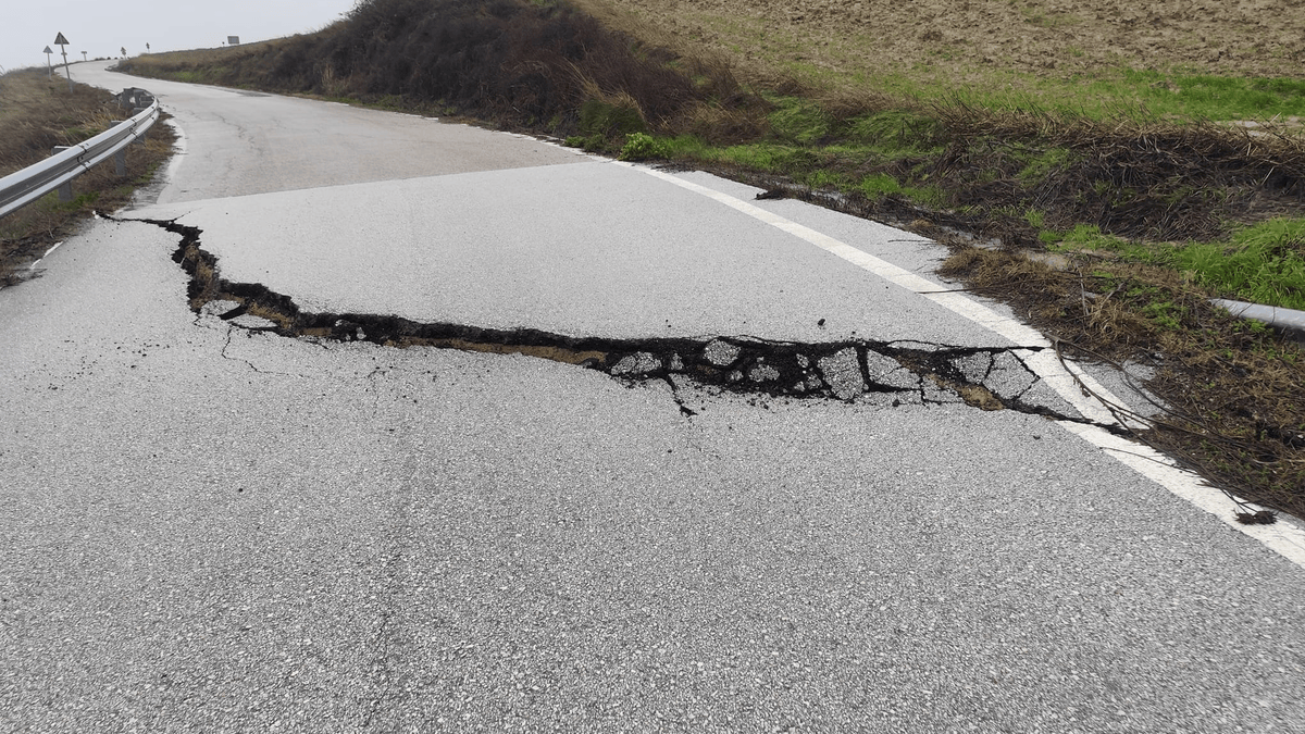 La borrasca Leonardo causa estragos en distintas carreteras de Málaga.