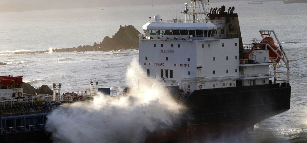 Vista del buque de transporte de productos químicos &quot;Blue Star&quot; 