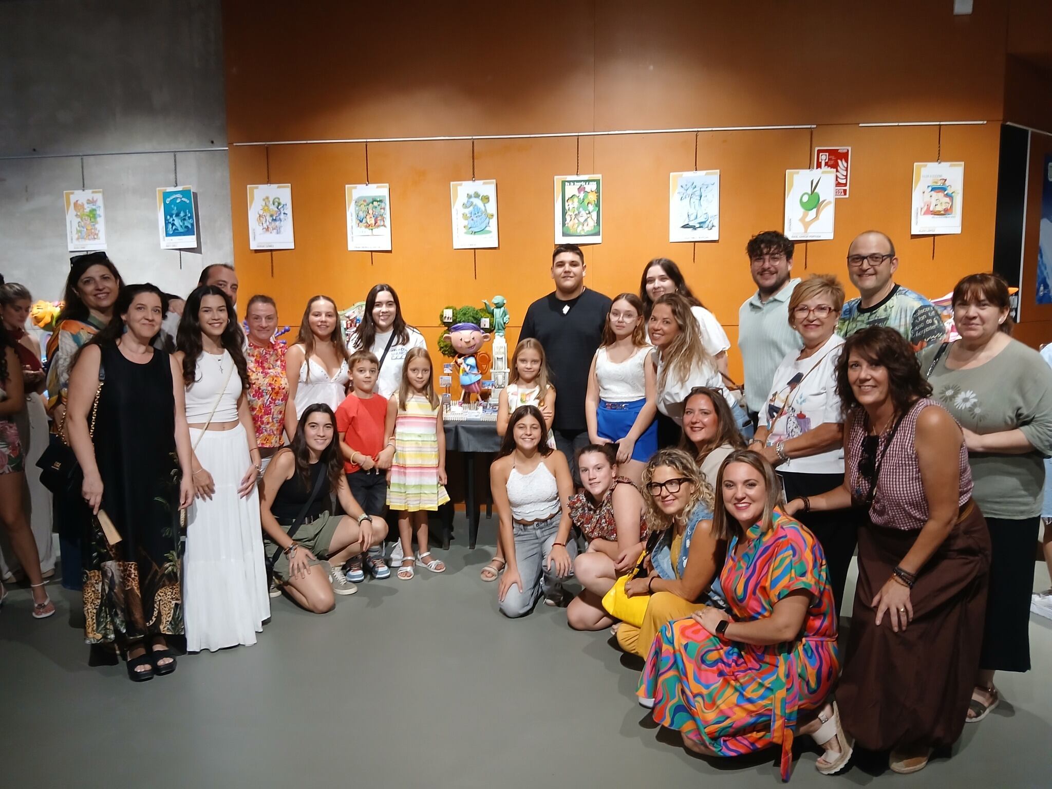 Integrantes de la Falla San Francisco de Sales durante su visita a la Exposición del Ninot.