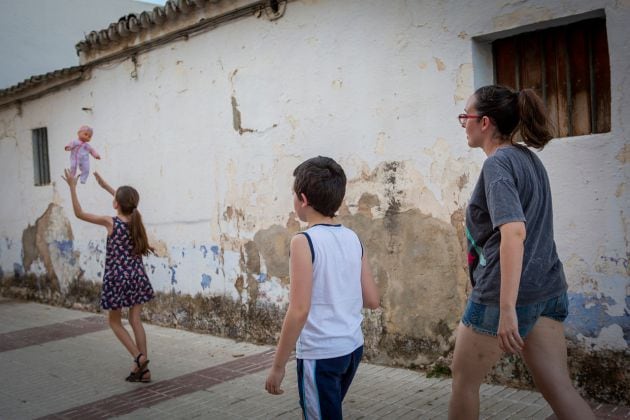 Patricia, con sus dos hijos en La Algaba (Sevilla).