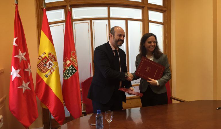 El consejero de Transportes durante su visita al Ayuntamiento de Getafe