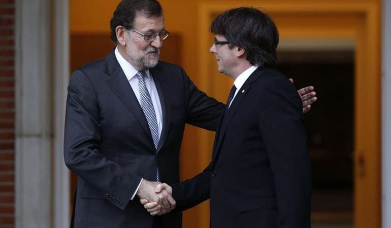 Rajoy recibe Puigdemont a las puertas del Palacio de la Moncloa el pasado mes de abril