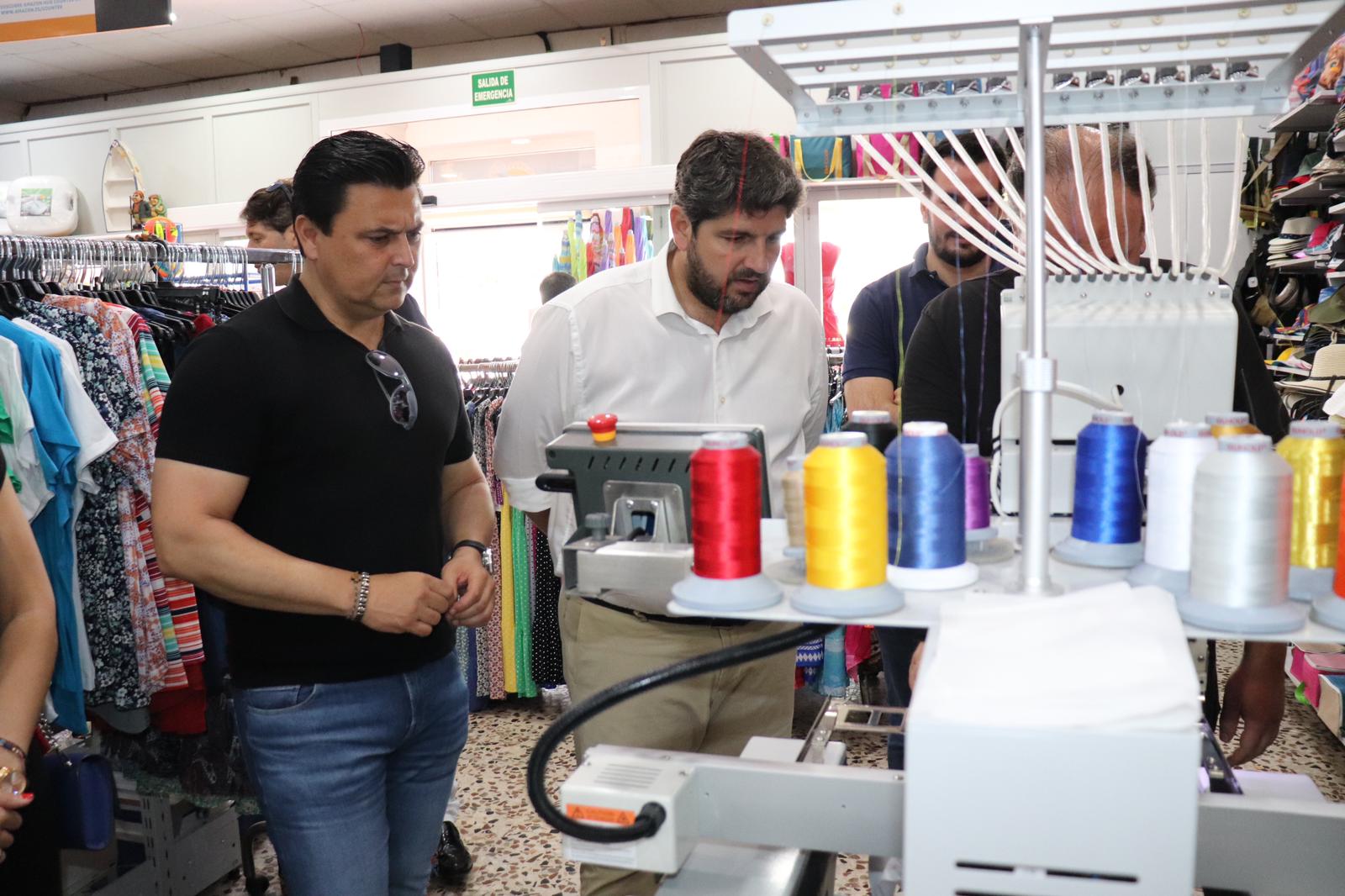 El presidente del PPRM, Fernando López Miras, se ha reunido hoy con comerciantes de San Javier