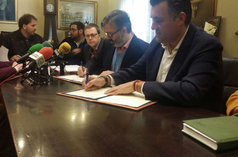 Los alcaldes de Plasencia y Coria firman el acuerdo para acudir conjuntamente a fondos europeos