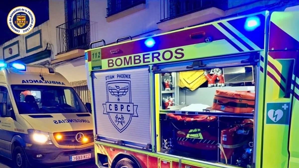 Tres heridos en un incendio en Jerez