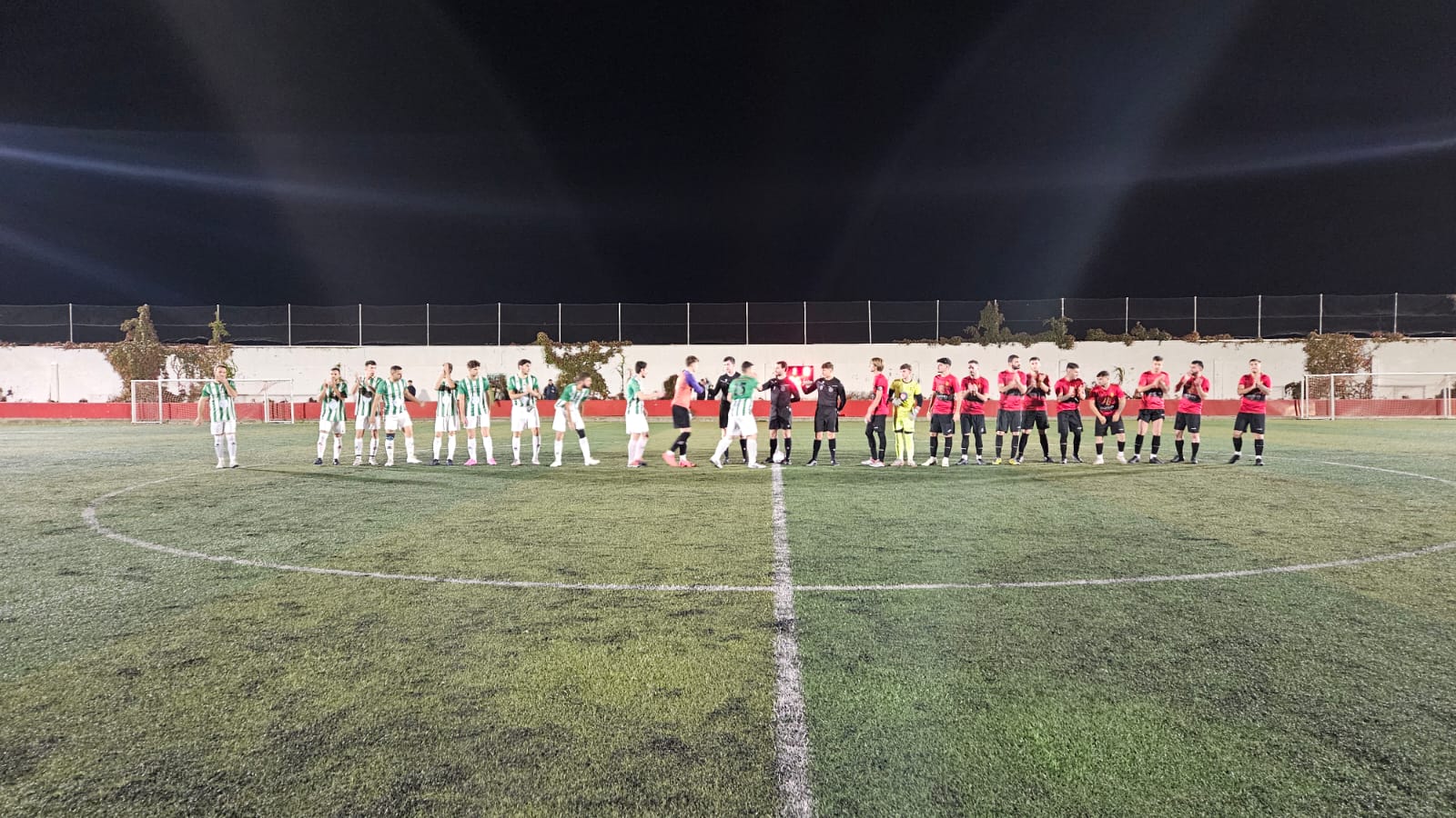 Saludo inicial entre los dos equipos y el trío arbitral