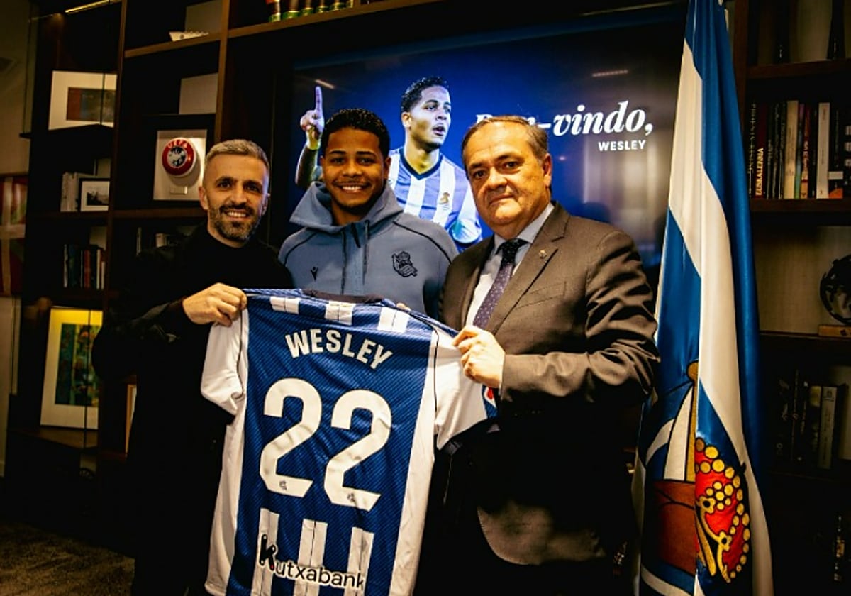 Wesley posa tras la firma de su cesión