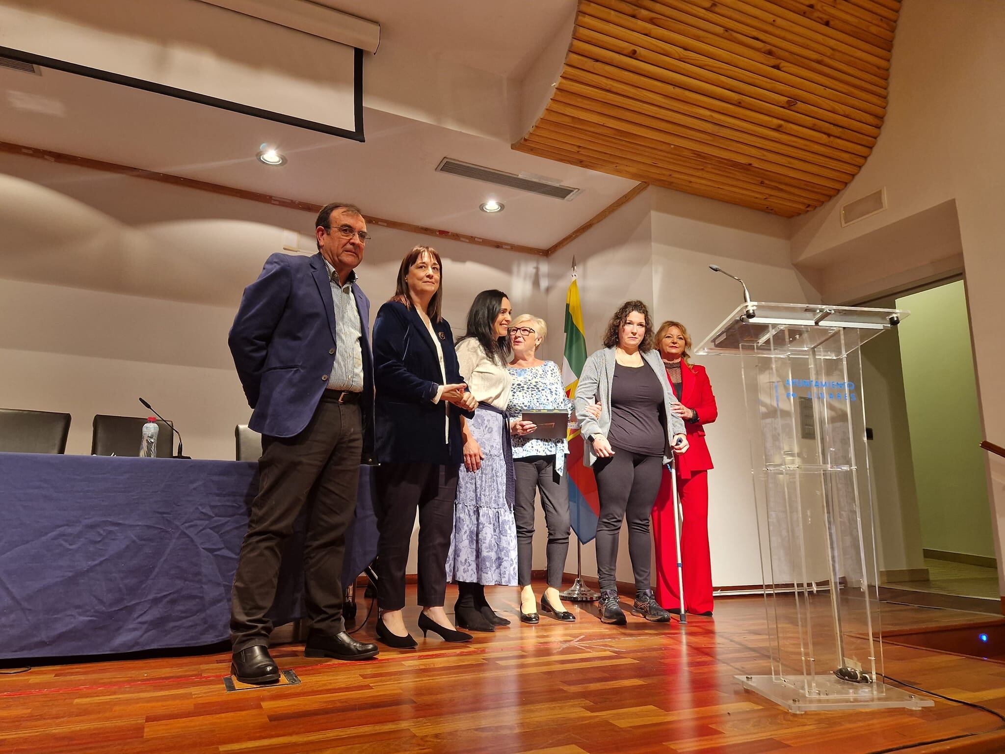 Momento del acto &quot;mujeres referentes&quot; de la Asociación Mujeres Vecinales de Linares.