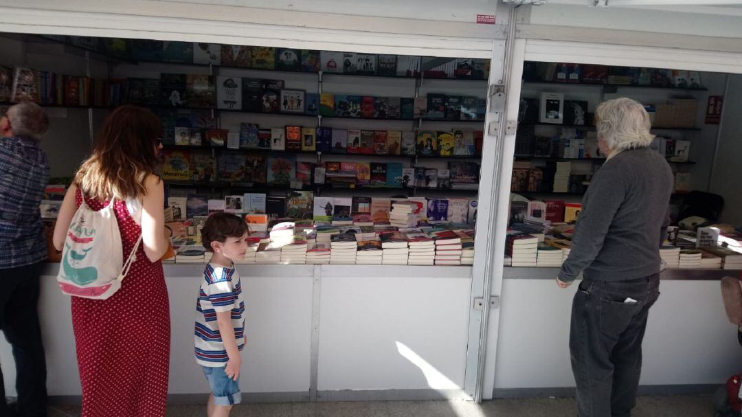 Una de las casetas de la Feria del Libro de Zaragoza