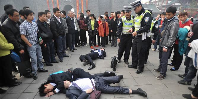 Hace varias semanas, cuatro jóvenes aparecieron inconscientes por una intoxicación etílica en una plaza de Chongqin, en el suroeste de China