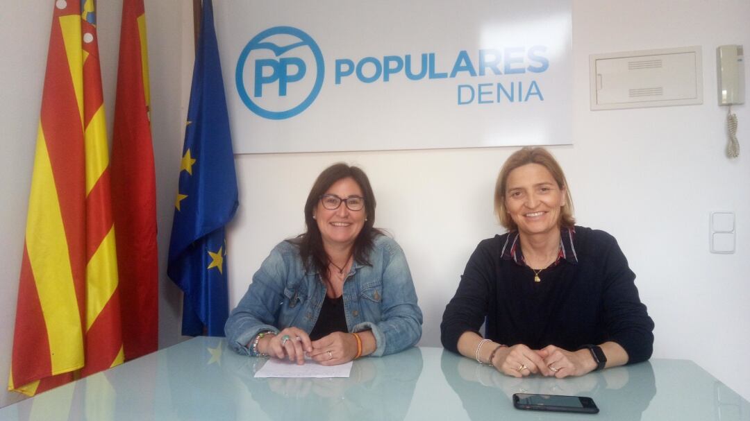 María Mut (i), presidenta del PP de Dénia, y Eva Català (d), secretaria. 