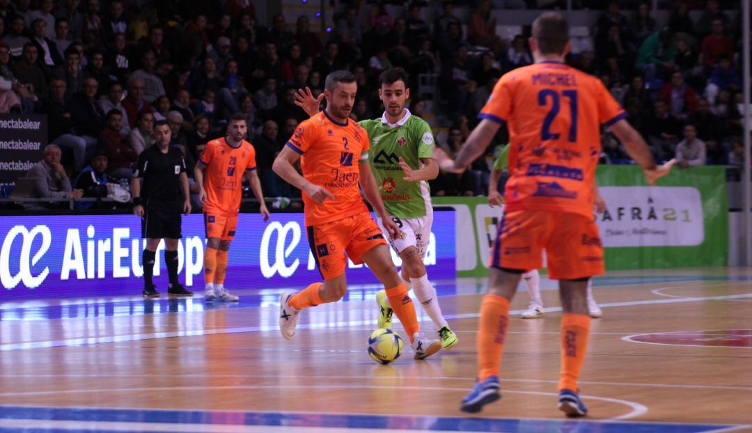 Jugadores del Jaén Paraíso Interior se disputan el balón con futbolistas del Palma Futsal.