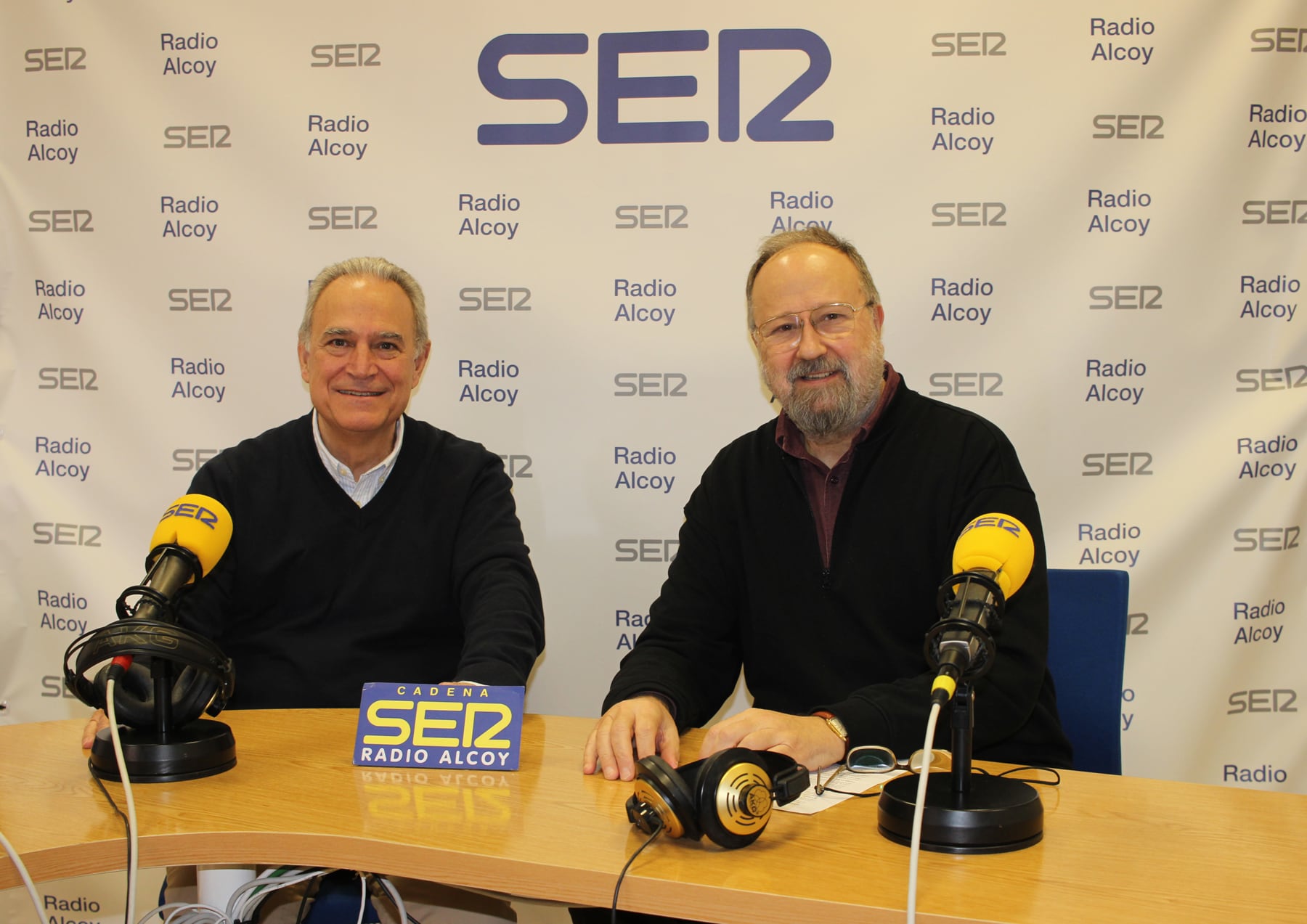 Indalecio Carbonell y Chordi Cortés, en el estudio central de Radio Alcoy