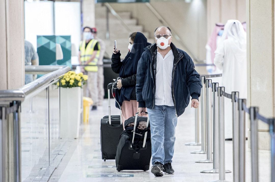 Pasajeros llegan al Aeropuerto Internacional King Khalid en Riad.