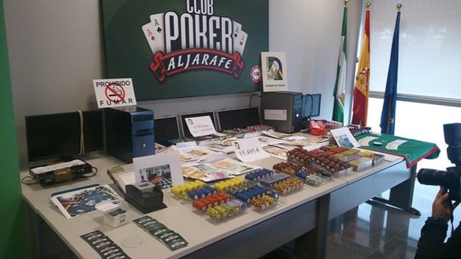 Estas son las fichas de juego, barajas, tapetes y billetes en metálico incautados por la Policía autonómica.