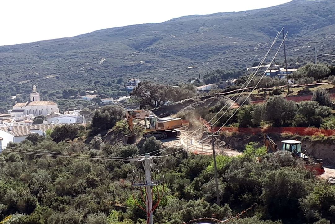 Les màquines treballant a Sa Guarda de Cadaqués el març del 2019