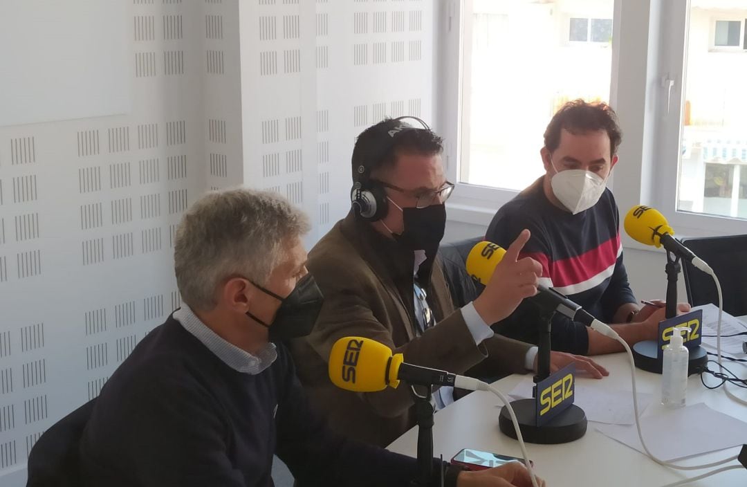 Momento del debate en los estudios de Radio Benidorm