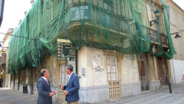 El alcalde de Algeciras, José Ignacio Landaluce y el concejal de urbanismo, Diego González de la torre, junto al Edificio &quot;Casa Millán&quot;