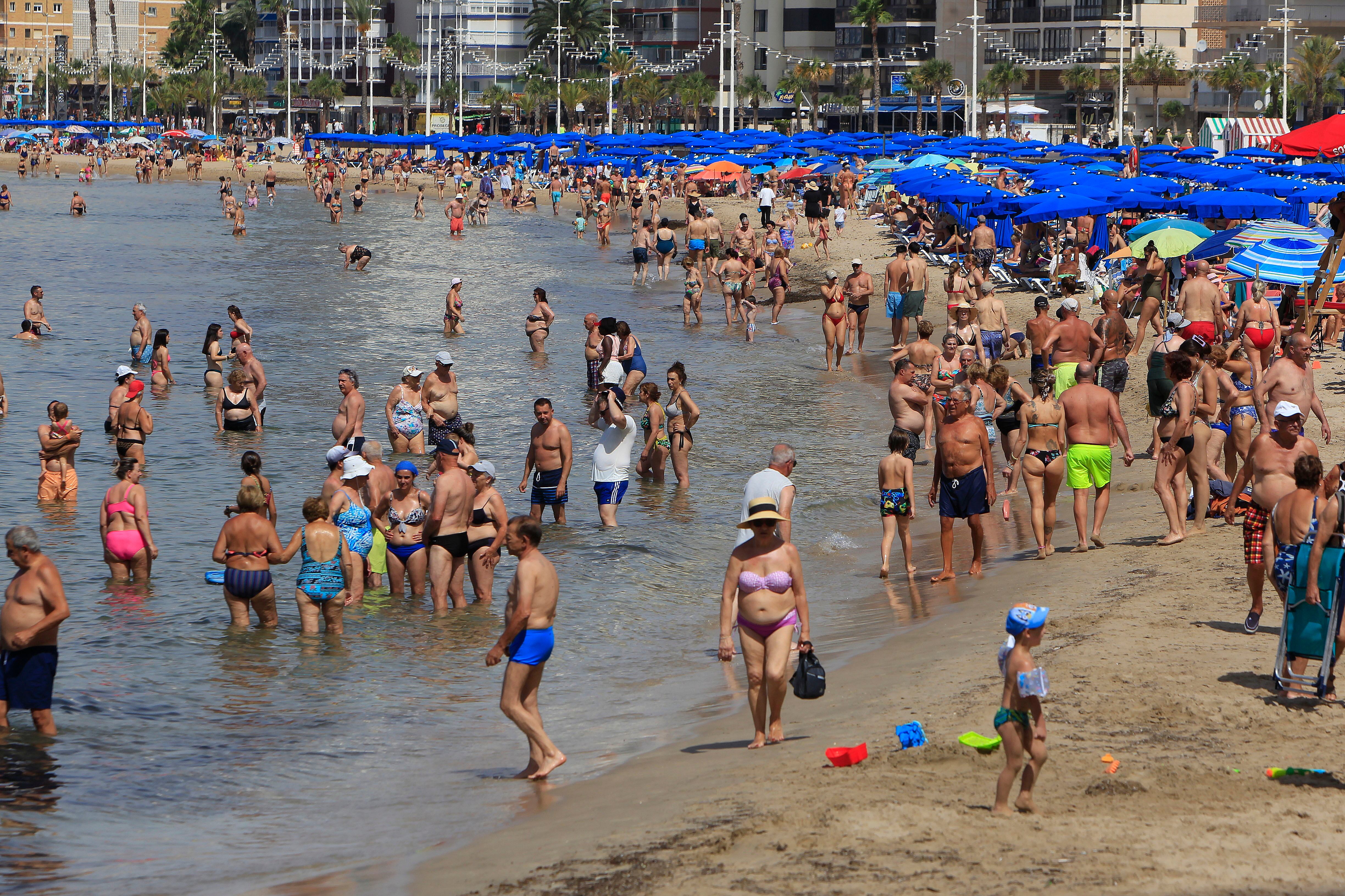 GRAFCVA8162. BENIDROM (ALICANTE), 16/06/2025.- Vista general de la playa de Levante de Benidorm adonde ha acudido un gran número de personas para disfrutar del buen tiempo y de las temperaturas veraniegas en el ecuador de junio. EFFE/Morell
