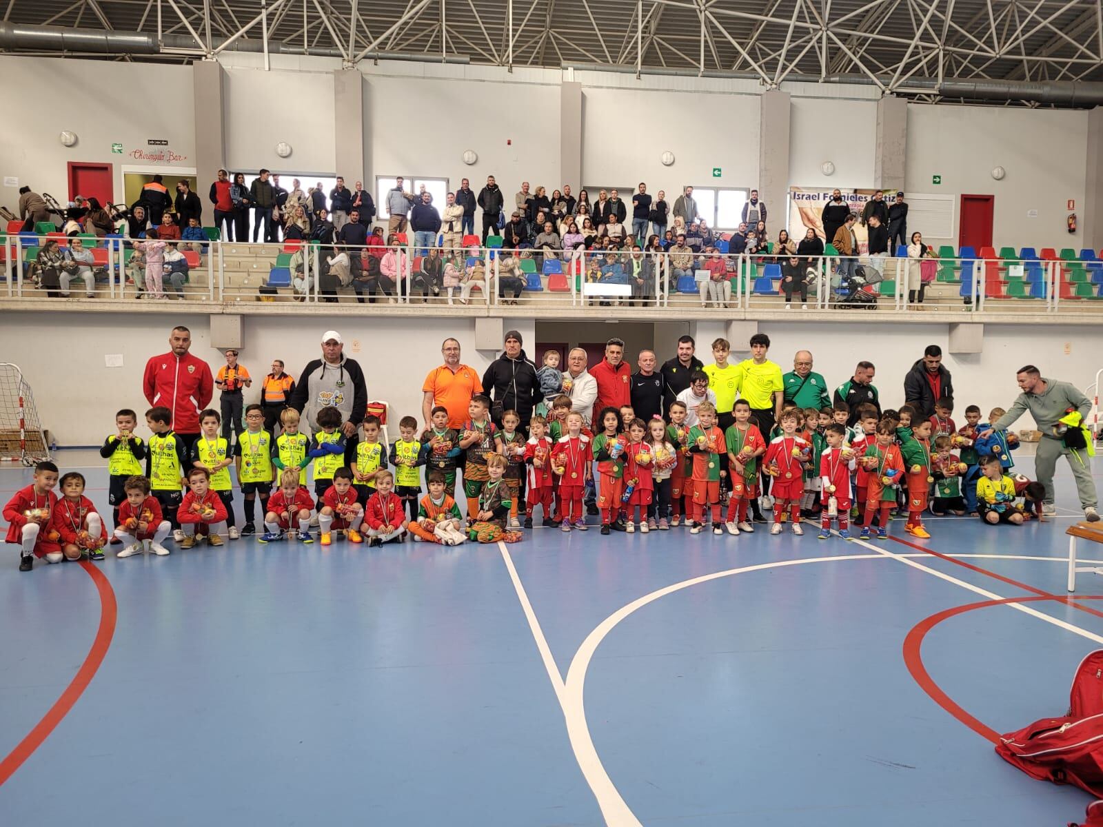 Foto de familia de la segunda edición de la concentración de la Liga Bebé de Fútbol Sala.