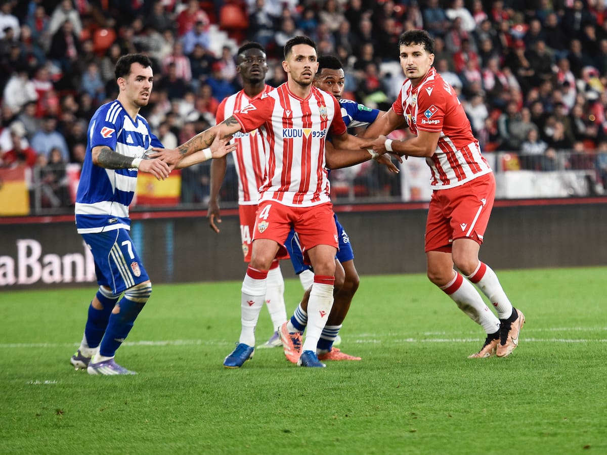 Álex Sola no juega ante el Almería y su futuro queda al descubierto