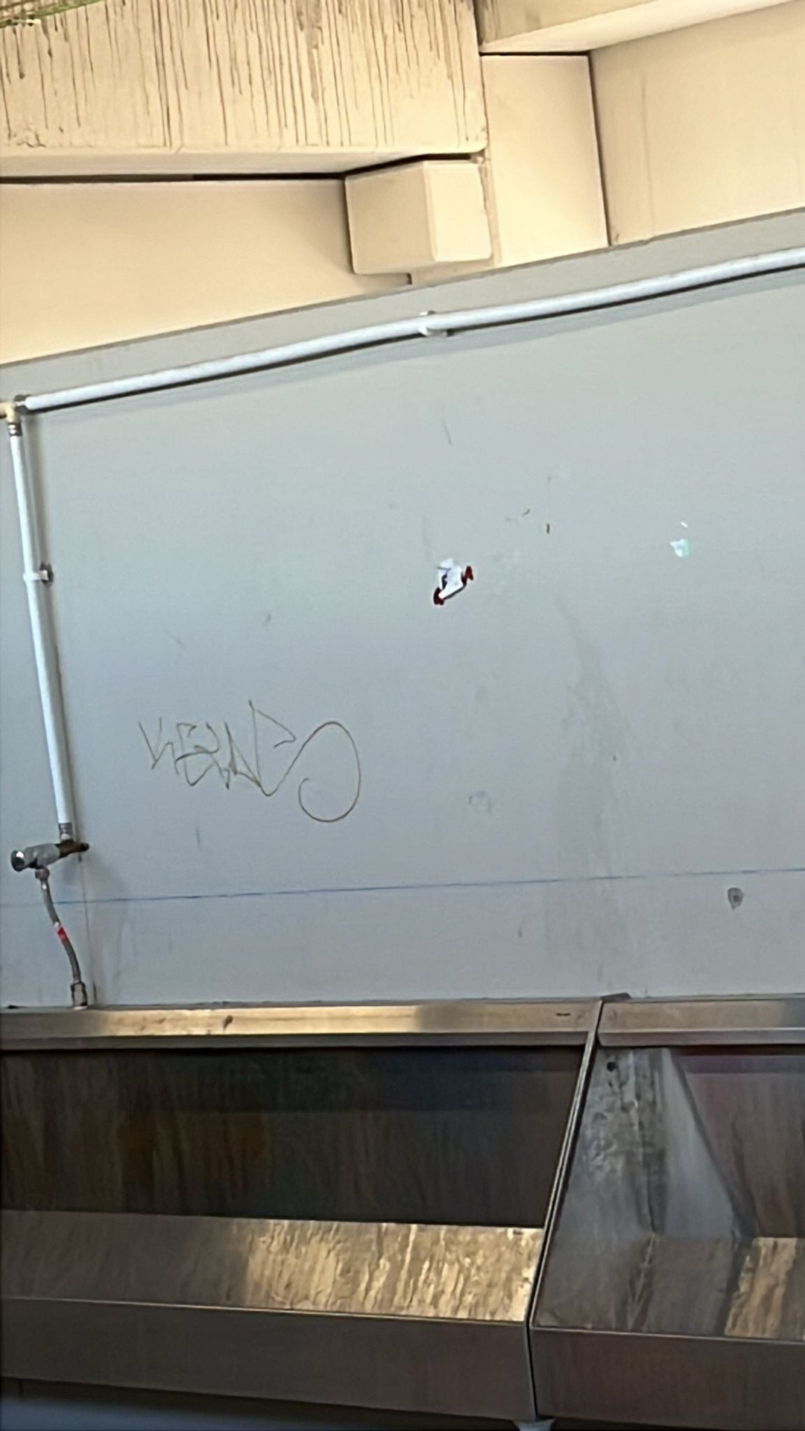 Pintadas en los aseos de El Picón