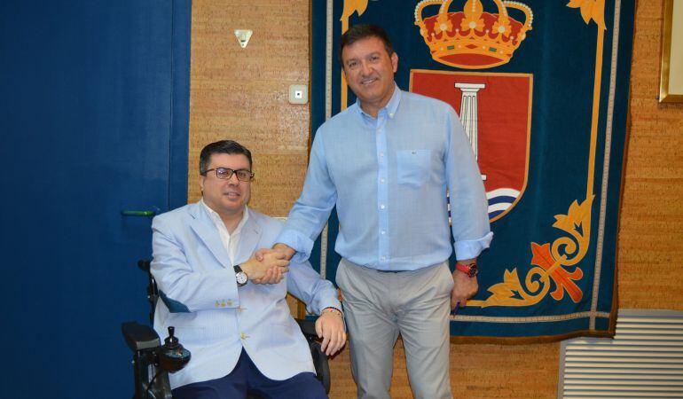 El presidente de FAMMA y el acalde de Humanes han firmado el acuerdo de colaboración