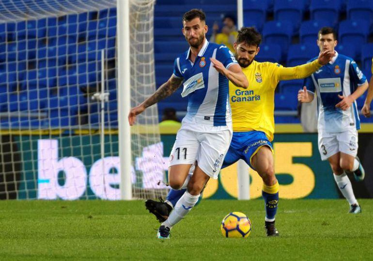 El delantero del Espanyol Pedro Tanausú "Tana" y el delantero del Espanyol Leo Baptistao durante el partido de la decimosexta jornada de Liga.
