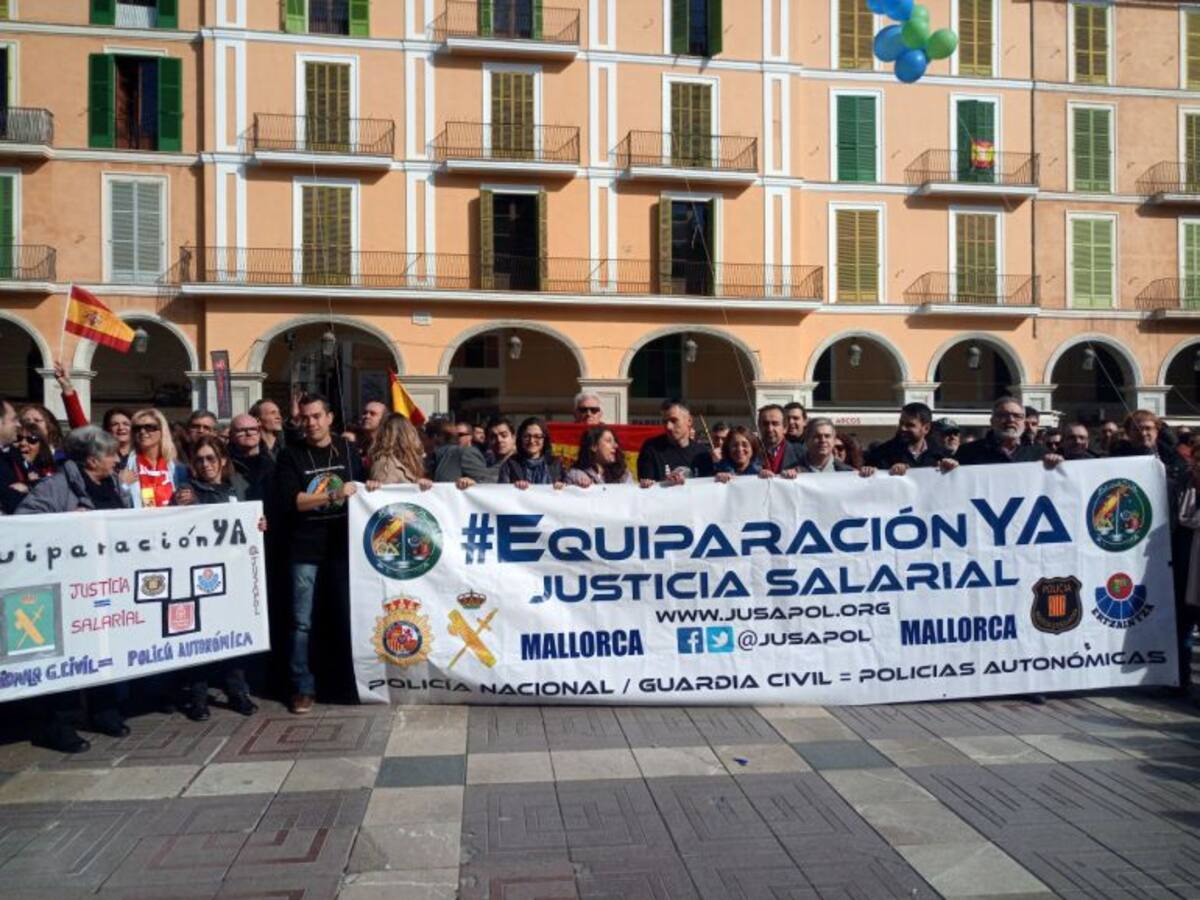 Un millar de policías y guardias civiles pide en Palma la equiparación salarial con las otras autonomías