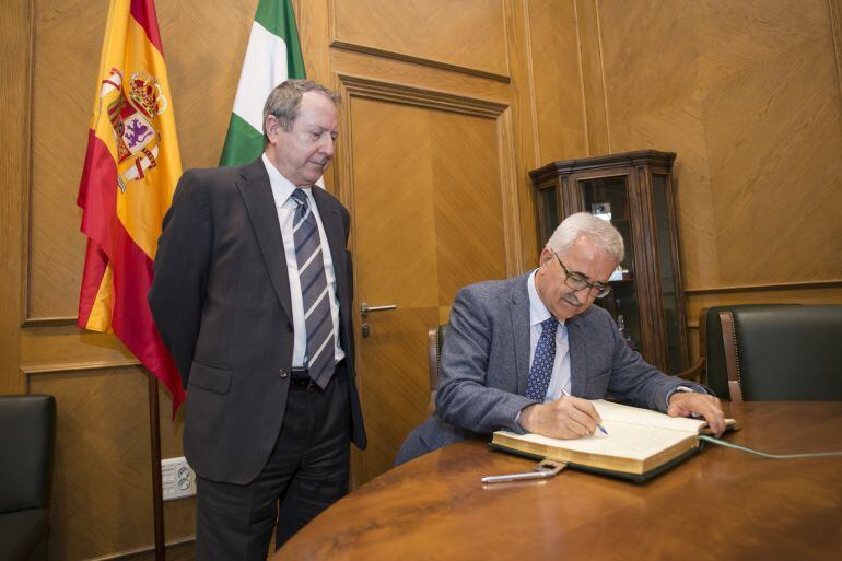 El vicepresidente de la Junta, Manuel Jiménez Barrios, junto al presidente del consejo consultivo durante su visita a Granada