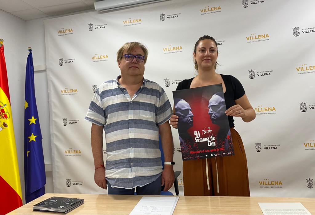 La concejala de Cultura, Elena Benítez y el director del Cine Club Villena, Antonio Vicente Martínez