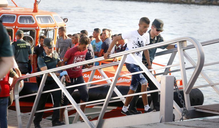 Ocupantes de las pateras llegadas a Tabarca son desembarcados en el puerto de Alicante