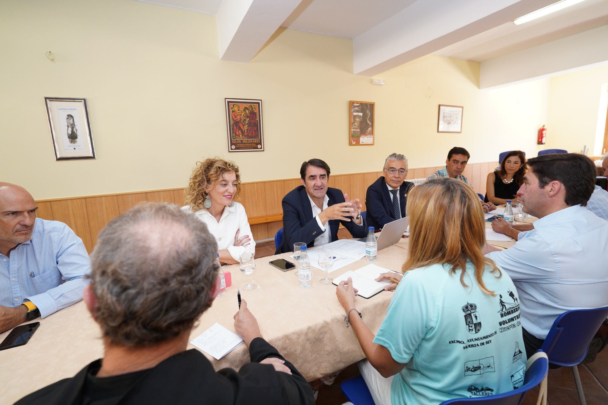 Reunión del consejero de Medio Ambiente de la Junta de Castilla y León, Juan Carlos Suárez Quiñones, con los alcaldes de las localidades afectadas por el incendio en los Sabinares del Arlanza. / Foto: Junta CyL