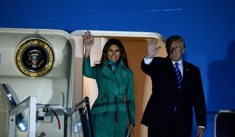 El presidente de EE.UU. Donald J. Trump y la primera dama Melania Trump, saludan a su llegada al aeropuerto de Okecie, en Varsovia (Polonia).