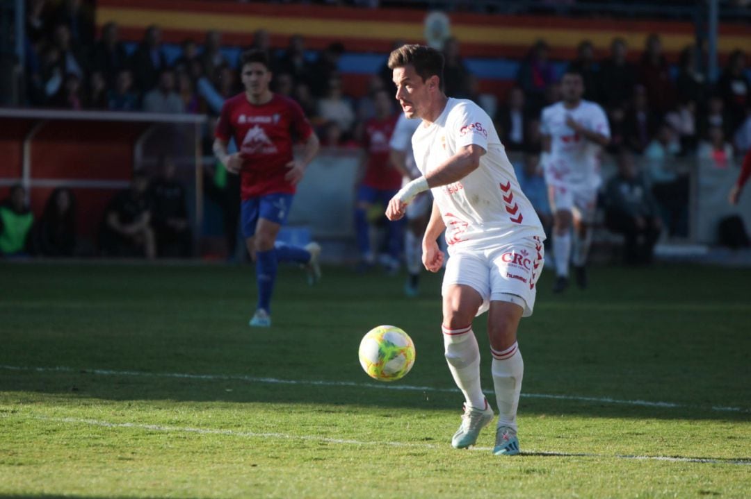 Chumbi controla un balón contra el Villarrobledo