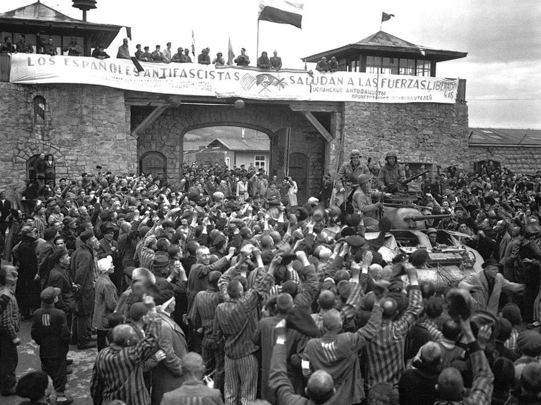 Prisioneros del campo de Mauthausen saludan la entrada de la 11º División Acorazada del Ejército de Estados Unidos el 6 de mayo de 1945