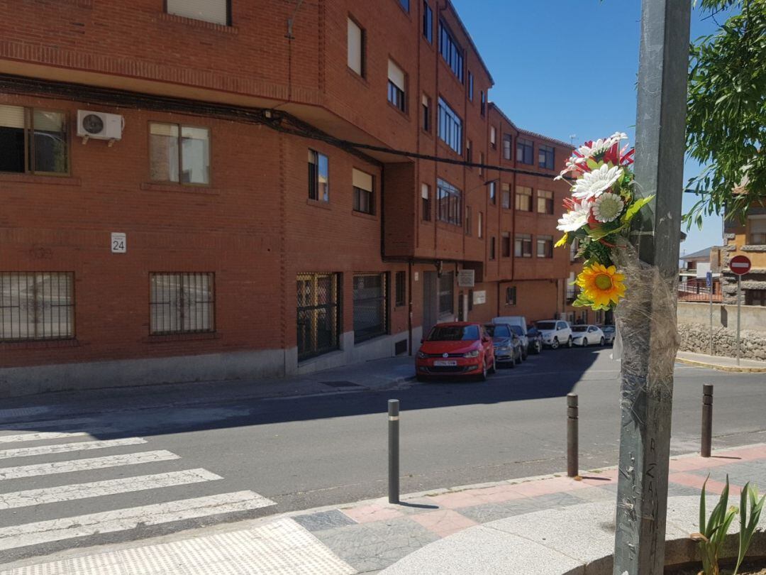 Unas flores, en el lugar del suceso, recuerdan a José Echevarría