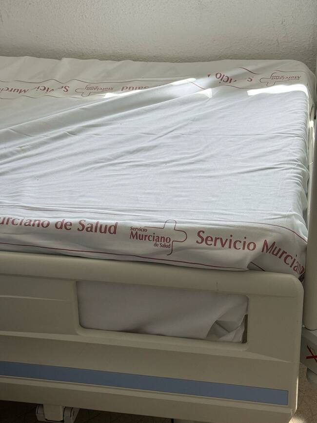 Sábanas del Servicio murciano de Salud en camas del Hospital Regional de Málaga