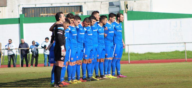 Los jugadores del Xerez DFC antes del comienzo del partido disputado en Rota